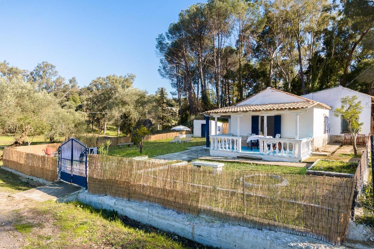 Blue House Apartment Dafnila Екстериор снимка